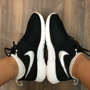 Nike roshe sneakers